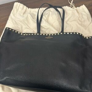 Valentino Garavani
Leather tote